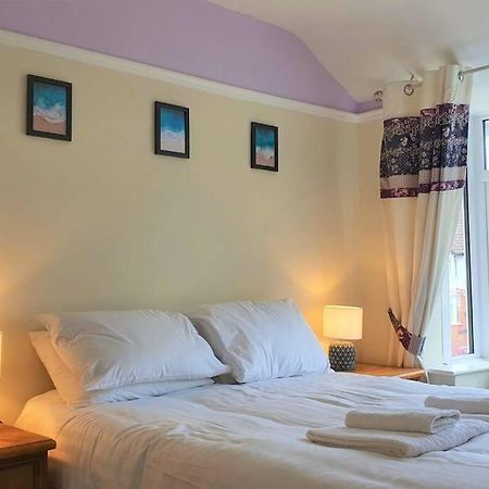 5 Bed, 2 Bath Home + Terrace, Garden & Parking Swindon Exteriör bild