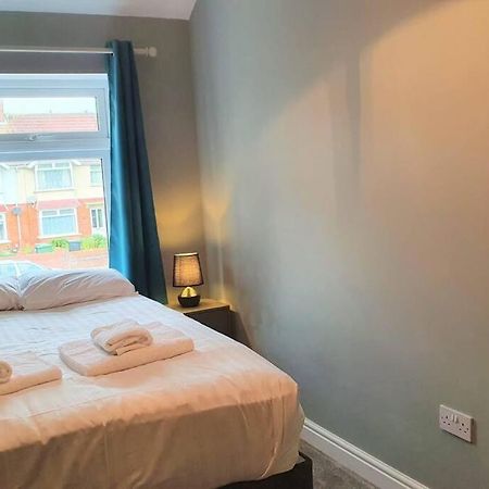 5 Bed, 2 Bath Home + Terrace, Garden & Parking Swindon Exteriör bild