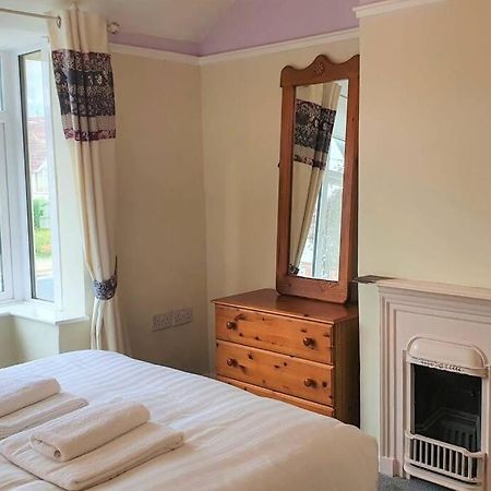5 Bed, 2 Bath Home + Terrace, Garden & Parking Swindon Exteriör bild