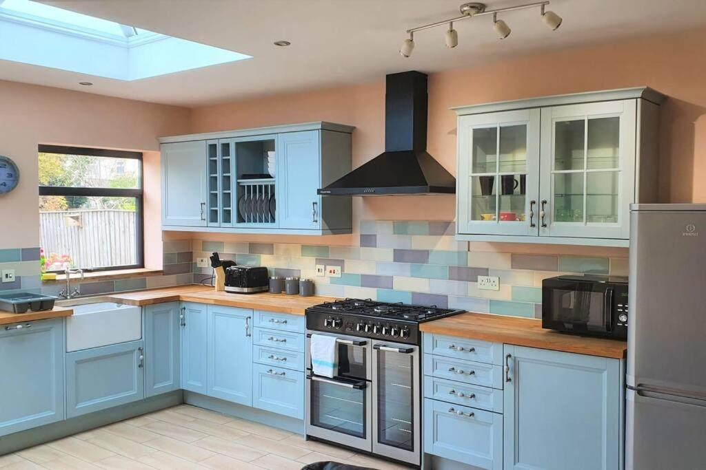 5 Bed, 2 Bath Home + Terrace, Garden & Parking Swindon Exteriör bild