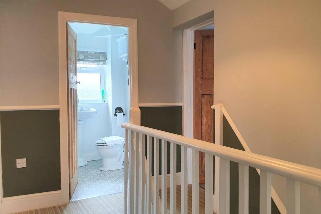 5 Bed, 2 Bath Home + Terrace, Garden & Parking Swindon Exteriör bild
