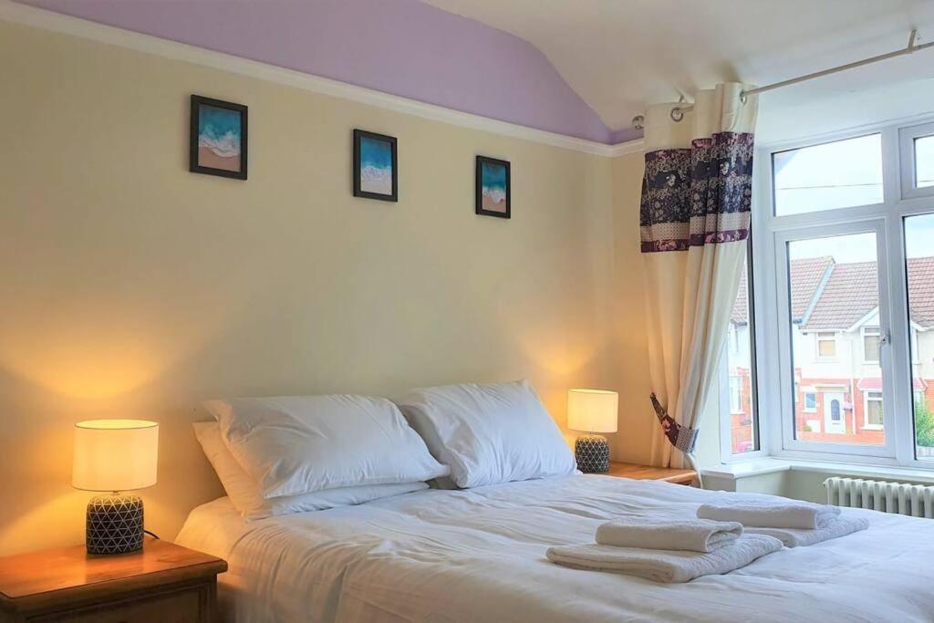 5 Bed, 2 Bath Home + Terrace, Garden & Parking Swindon Exteriör bild