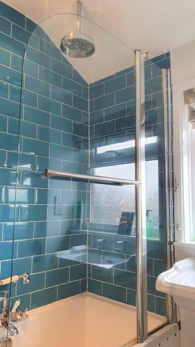 5 Bed, 2 Bath Home + Terrace, Garden & Parking Swindon Exteriör bild
