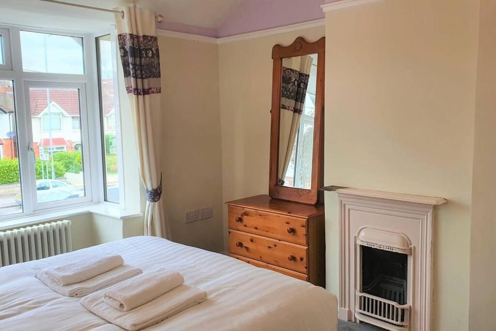 5 Bed, 2 Bath Home + Terrace, Garden & Parking Swindon Exteriör bild