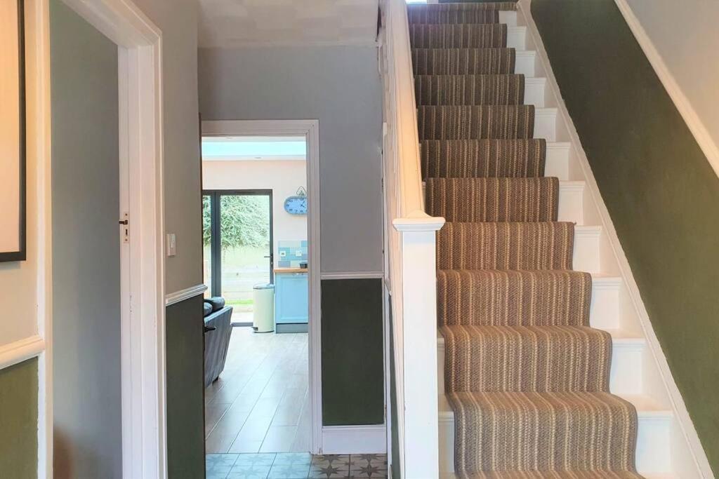 5 Bed, 2 Bath Home + Terrace, Garden & Parking Swindon Exteriör bild