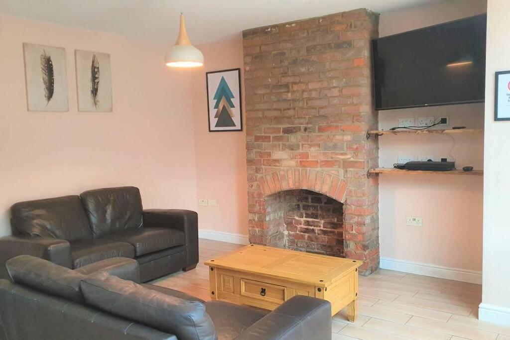 5 Bed, 2 Bath Home + Terrace, Garden & Parking Swindon Exteriör bild